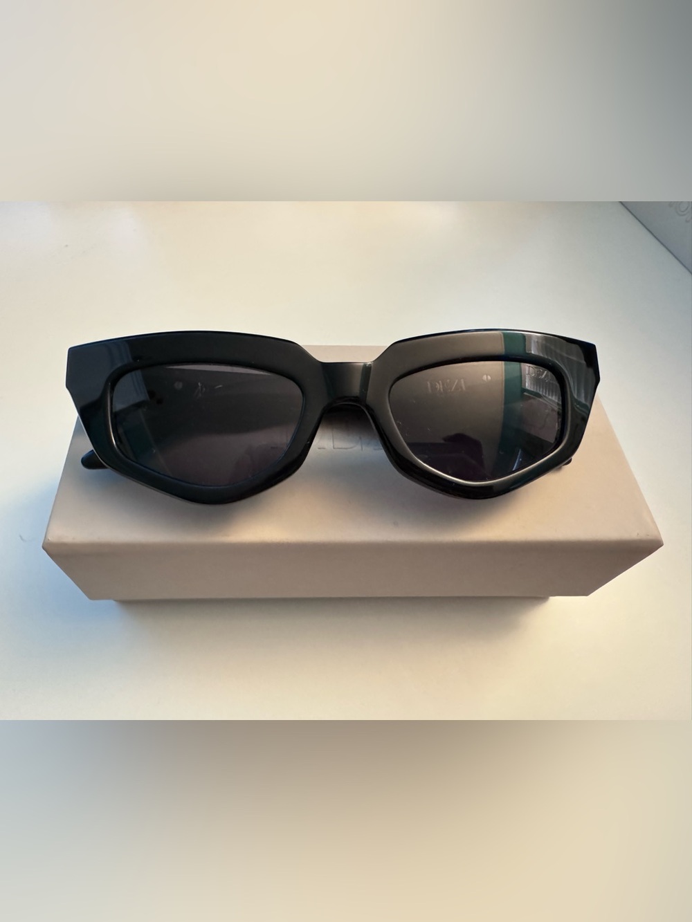 DEZI Black Cat-Eye Sunglasses (On Read)